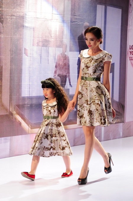Các mẫu nhí tự tin sải bước cùng các người mẫu lớn tuổi với trang phục tone sur tone