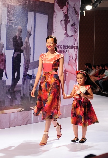 Các mẫu nhí tự tin sải bước cùng các người mẫu lớn tuổi với trang phục tone sur tone
