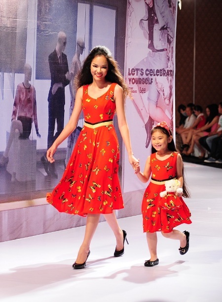 Các mẫu nhí tự tin sải bước cùng các người mẫu lớn tuổi với trang phục tone sur tone