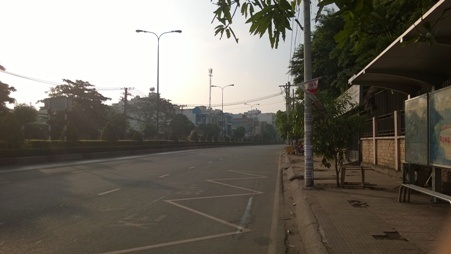 Đường phố vắng lặng, người dân nô nức dâng hương ngày Quốc Giỗ