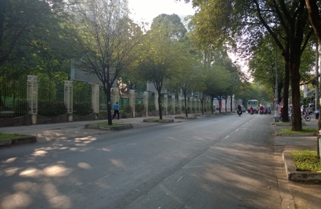 Đường phố vắng lặng, người dân nô nức dâng hương ngày Quốc Giỗ