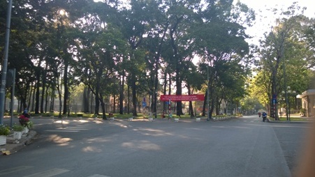 Đường phố và khu công viên trước Dinh Độc Lập cũng thưa thớt người 