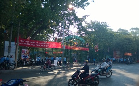 Cờ phướn, băng rôn được trang hoàng trên một số con phố 