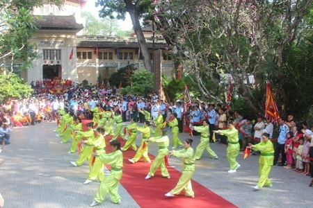 Màn đồng diễn và múa lân sư rồng trước khi thực hiện nghi thức rước ngai