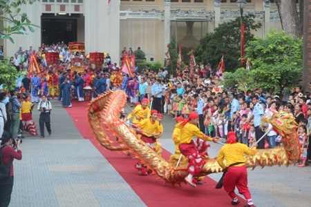 Màn đồng diễn và múa lân sư rồng trước khi thực hiện nghi thức rước ngai