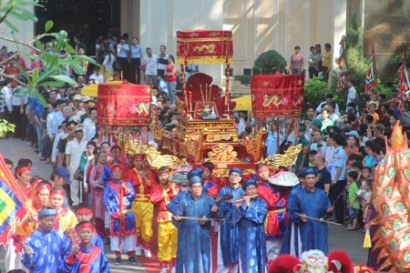Nghi thước rước ngai và lễ vật được thực hiện trang nghiêm