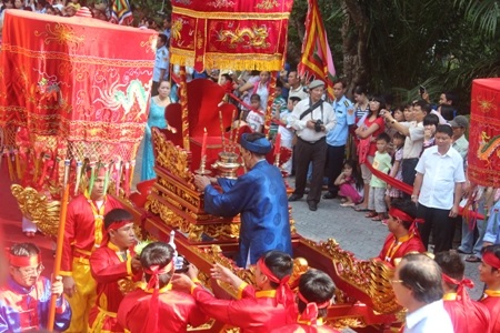 Nghi thước rước ngai và lễ vật được thực hiện trang nghiêm