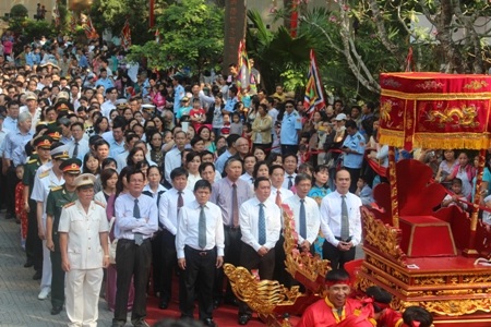 Các lãnh đạo của Quận và cơ quan ban ngành dẫn đầu đoàn dâng hương