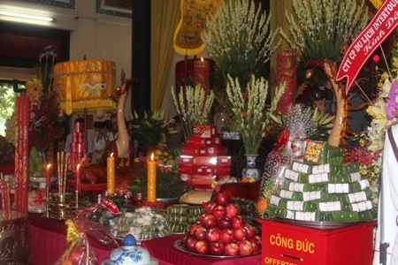 Lễ vật, hoa quả dâng lên các vua Hùng