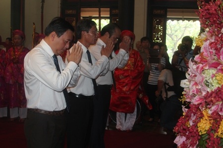 Các lãnh đạo thành kính dâng hương lên các vị vua Hùng