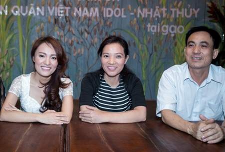 Nhật Thủy lên tiếng về "nghi án" mua tin nhắn bình chọn Vietnam Idol - 4 Nhật Thủy và bố mẹ trong đêm tiệc cảm ơn