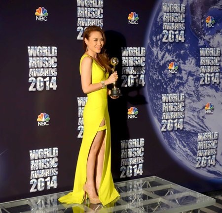 Nữ ca sỹ hạnh phúc khi đón nhận 
chiếc cúp WMA