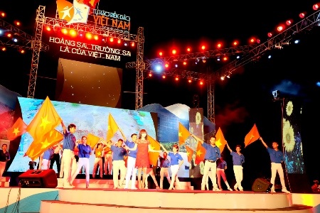 Văn Mai Hương và Mỹ Tâm hết mình vì "Tự hào biển đảo Việt Nam" - 8 Tiết mục của Văn Mai Hương và các nghệ sỹ đã nhận được sự hưởng ứng từ đông đảo các chiến sỹ