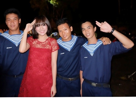 Văn Mai Hương và Mỹ Tâm hết mình vì "Tự hào biển đảo Việt Nam" - 1 Văn Mai Hương rất vui khi được tham gia những chương trình ý nghĩa thế này