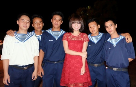 Văn Mai Hương và Mỹ Tâm hết mình vì "Tự hào biển đảo Việt Nam" - 2 Văn Mai Hương rất vui khi được tham gia những chương trình ý nghĩa thế này