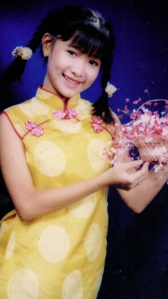 Cựu thành viên nhóm Mắt Ngọc khoe ảnh bụng bầu - 7 Hình ảnh dễ thương của Duy Uyên vào năm 1997 trước khi gia nhập nhóm Mắt Ngọc
