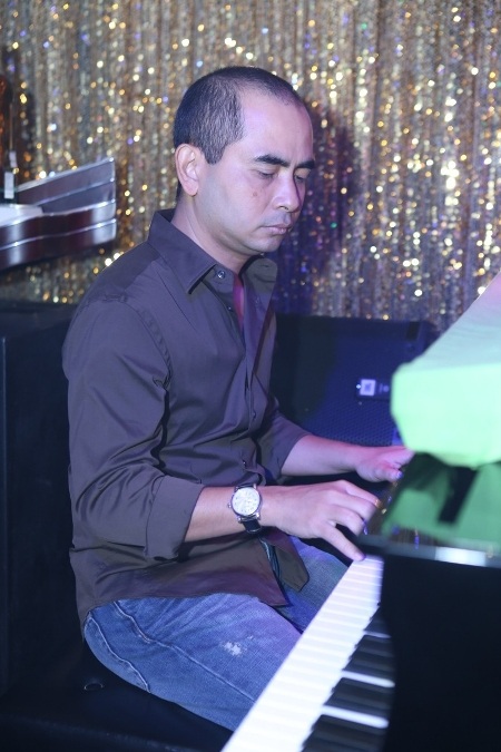 Trong lúc được nhạc sỹ Đức Trí đệm đàn...