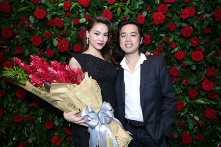 Nhạc sỹ Dương Khắc Linh tặng hoa cho cô bạn trên ghế nóng X Factor