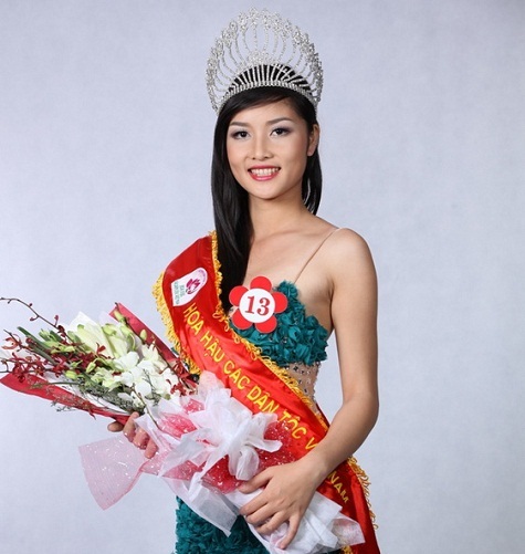 Hoa hậu Triệu Thị Hà trả vương miện vì cảm thấy bị “lạm dụng sức lao động” - 1 Triệu Thị Hà đăng quang