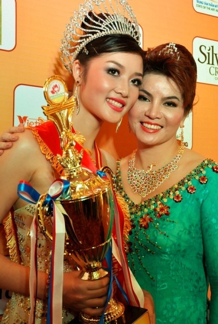 Hoa hậu Triệu Thị Hà lên tiếng về vụ “tin nhắn khủng bố” bà Kim Hồng - 2 Triệu Thị Hà vẫn trân trọng những gì mà bà Kim Hồng giúp đỡ cho cô