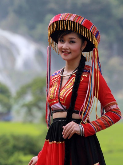 Hoa hậu Triệu Thị Hà nói gì về thông tin "phải bồi thường 2 tỷ"? - 1 Triệu Thị Hà cho biết cô chờ đợi hướng xử lý của cơ quan chức năng