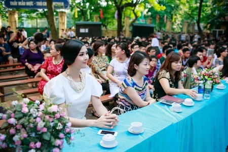 Hoa hậu Ngọc Hân về trường cũ dự “Lễ trưởng thành” - 1 Hoa hậu Ngọc Hân rất vui khi về thăm lại trường cũ