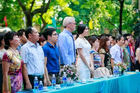 Hoa hậu Ngọc Hân về trường cũ dự “Lễ trưởng thành” - 2 Người đẹp làm lễ chào cờ cùng với các thầy cô và học sinh của trường