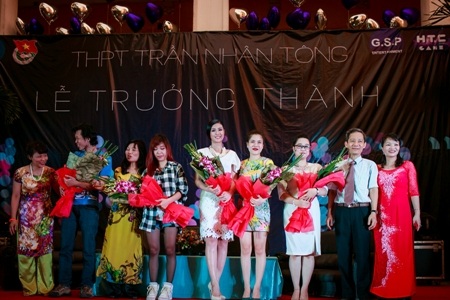 Hoa hậu Ngọc Hân về trường cũ dự “Lễ trưởng thành” - 5 Hai người đẹp đã có buổi giao lưu gần gũi với các học sinh đàn em