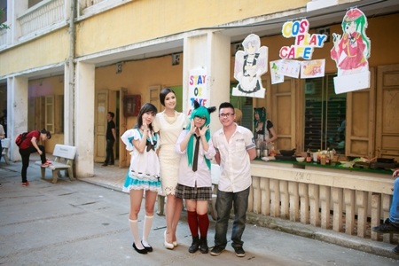 Hoa hậu Ngọc Hân về trường cũ dự “Lễ trưởng thành” - 9 Cô cũng hào hứng tham gia các gian hàng hội chợ do các em học sinh tổ chức