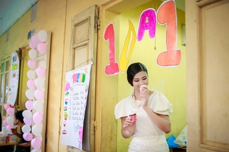Hoa hậu Ngọc Hân về trường cũ dự “Lễ trưởng thành” - 10 Cô cũng hào hứng tham gia các gian hàng hội chợ do các em học sinh tổ chức