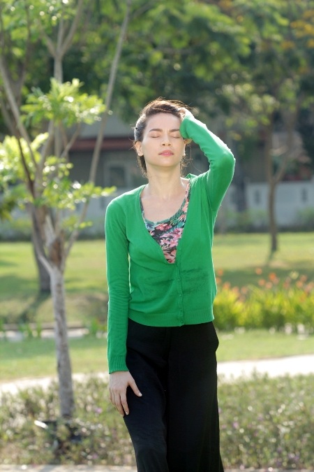 Trong MV có cảnh Hồ Ngọc Hà đau buồn nên đập vỡ cây đàn ghi-ta