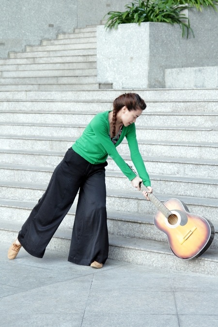 Trong MV có cảnh Hồ Ngọc Hà đau buồn nên đập vỡ cây đàn ghi-ta