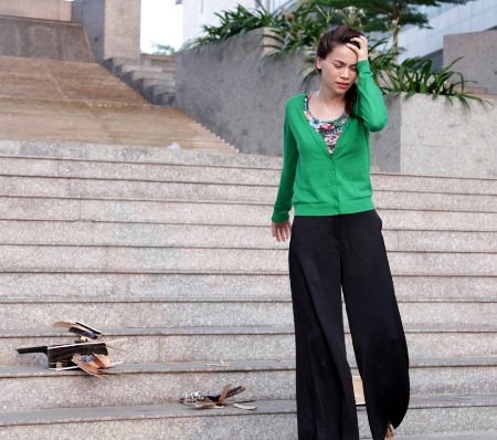 Trong MV có cảnh Hồ Ngọc Hà đau buồn nên đập vỡ cây đàn ghi-ta