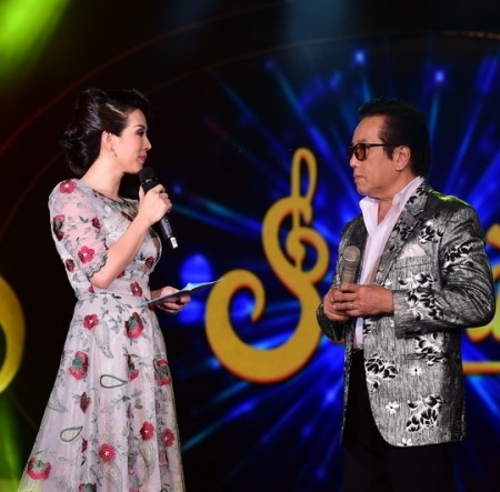 Hoa hậu Thu Hoài xúc động khi đứng cạnh thần tượng Elvis Phương