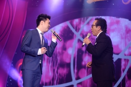 Ca sỹ Lê Hiếu cùng danh ca Elvis Phương song ca với 1 bài hát nhẹ nhàng