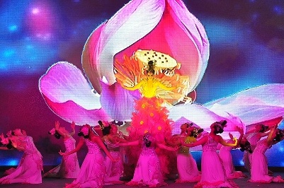 Trước đó, cô đã biểu diễn một bài múa ấn tượng để mở màn cho buổi lễ