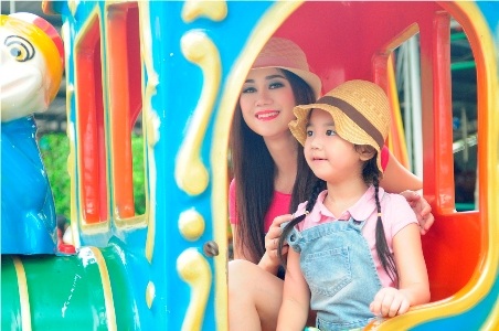 Hoa hậu Mỹ Vân: “Niềm vui của con là tất cả” - 4 Cô bé thích thú vui chơi cùng với mẹ