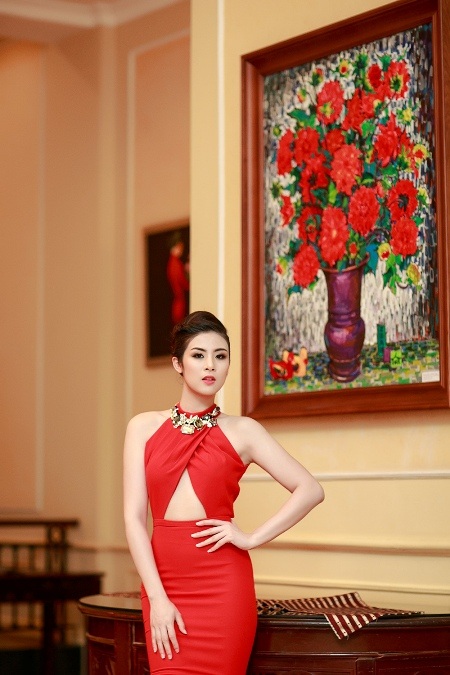 Hoa hậu Ngọc Hân và Mai Phương khoe sắc thắm tại thành phố hoa phượng đỏ - 3 Cô chọn chiếc váy cut out đỏ thắm càng tôn thêm nét gợi cảm