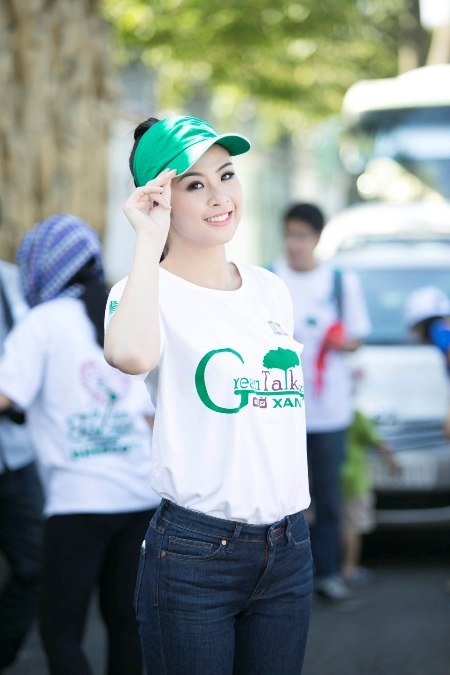 Hoa hậu Ngọc Hân tích cực quét rác, trồng cây - 1 Hoa hậu Ngọc Hân có mặt ở Bình Dương rất sớm