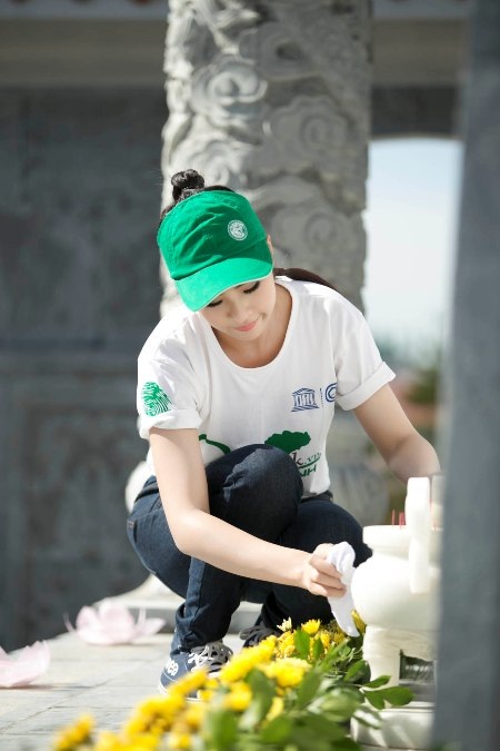 Hoa hậu Ngọc Hân tích cực quét rác, trồng cây - 3 Cô cùng các tình nguyện viên quét dọn, thắp hương tại Nghĩa trang liệt sỹ