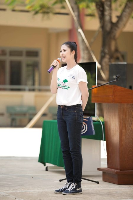 Hoa hậu Ngọc Hân tích cực quét rác, trồng cây - 9 Cô tuyên truyền về ý nghĩa của việc bảo vệ môi trường và trực tiếp trồng cây