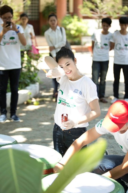 Hoa hậu Ngọc Hân tích cực quét rác, trồng cây - 14 Và còn cùng với các em làm những vật dụng từ đồ tái chế