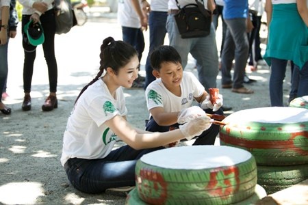 Hoa hậu Ngọc Hân tích cực quét rác, trồng cây - 15 Và còn cùng với các em làm những vật dụng từ đồ tái chế