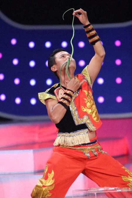 Màn nuốt rắn rùng rợn của diễn viên xiếc