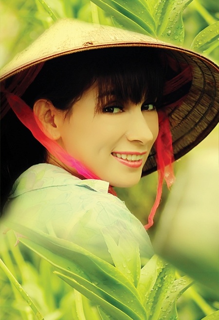 Phi Nhung đi hát nuôi 18 đứa con - 1 Album mới vẫn là những ca khúc trữ tình dân ca ngọt ngào qua giọng hát ấm áp của Phi Nhung