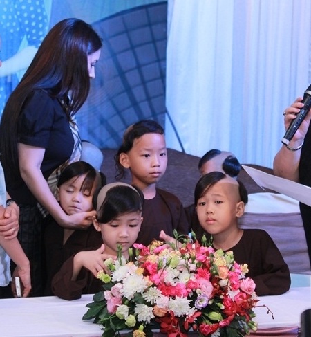 Phi Nhung dắt theo các con nuôi của mình trong buổi ra mắt album