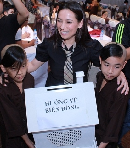 Phi Nhung dắt theo các con nuôi của mình trong buổi ra mắt album