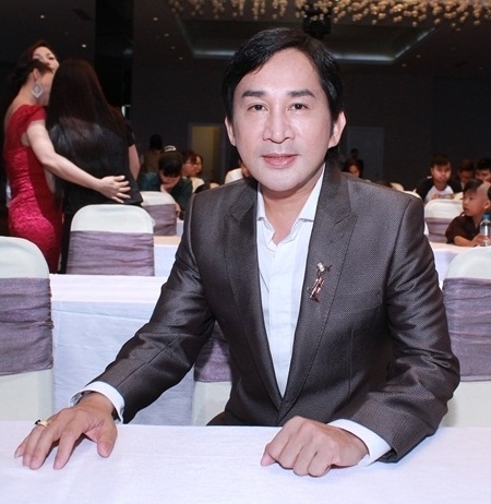 Nghệ sỹ Kim Tử Long, người thường xuyên song ca với Phi Nhung cũng đến chia vui cùng chị