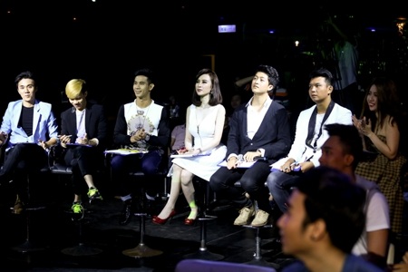 Các giám khảo tập trung chấm điểm những phần thi của thí sinh