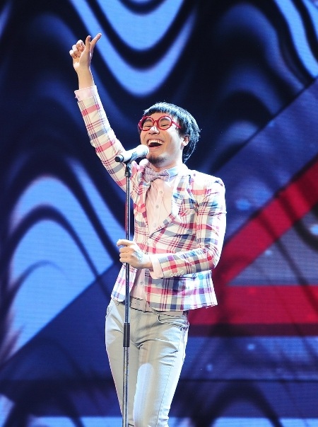 Đinh Huy tạo sự hài hước bằng chiêu trò được đầu tư kỹ nhưng cần tiết chế